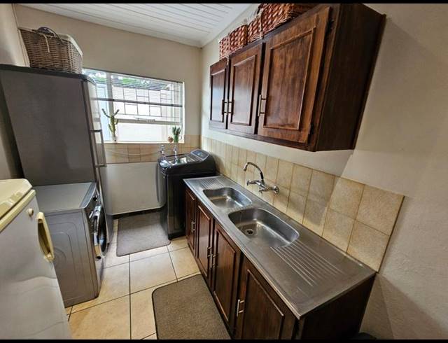 4 BEDROOM HOUSE FOR SALE IN SINOVILLE